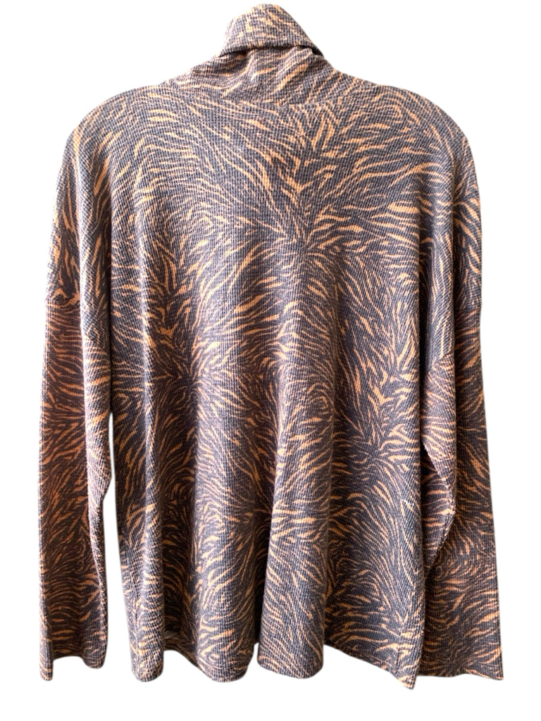 VINCE CAMUTO  large TNECK W