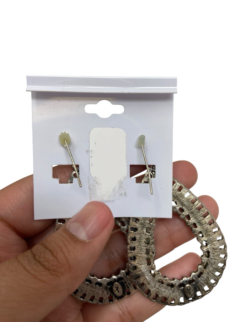 Size PIERCED EARRINGS
