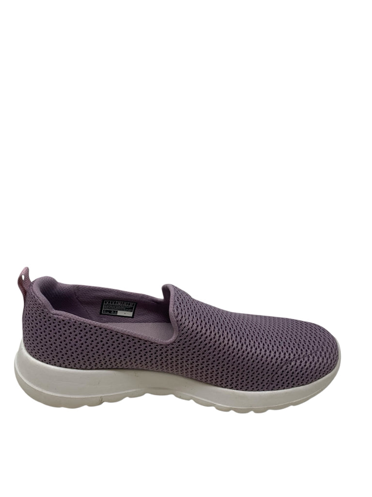 SKECHERS  8 SHOES W