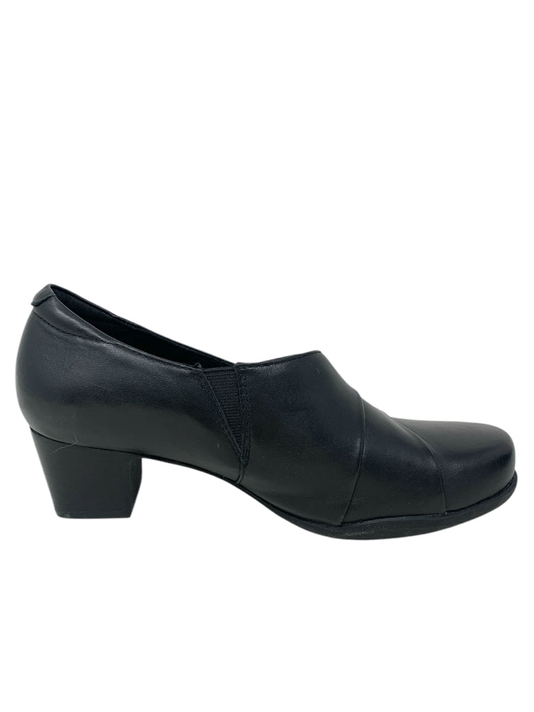 CLARKS  7 HEEL W