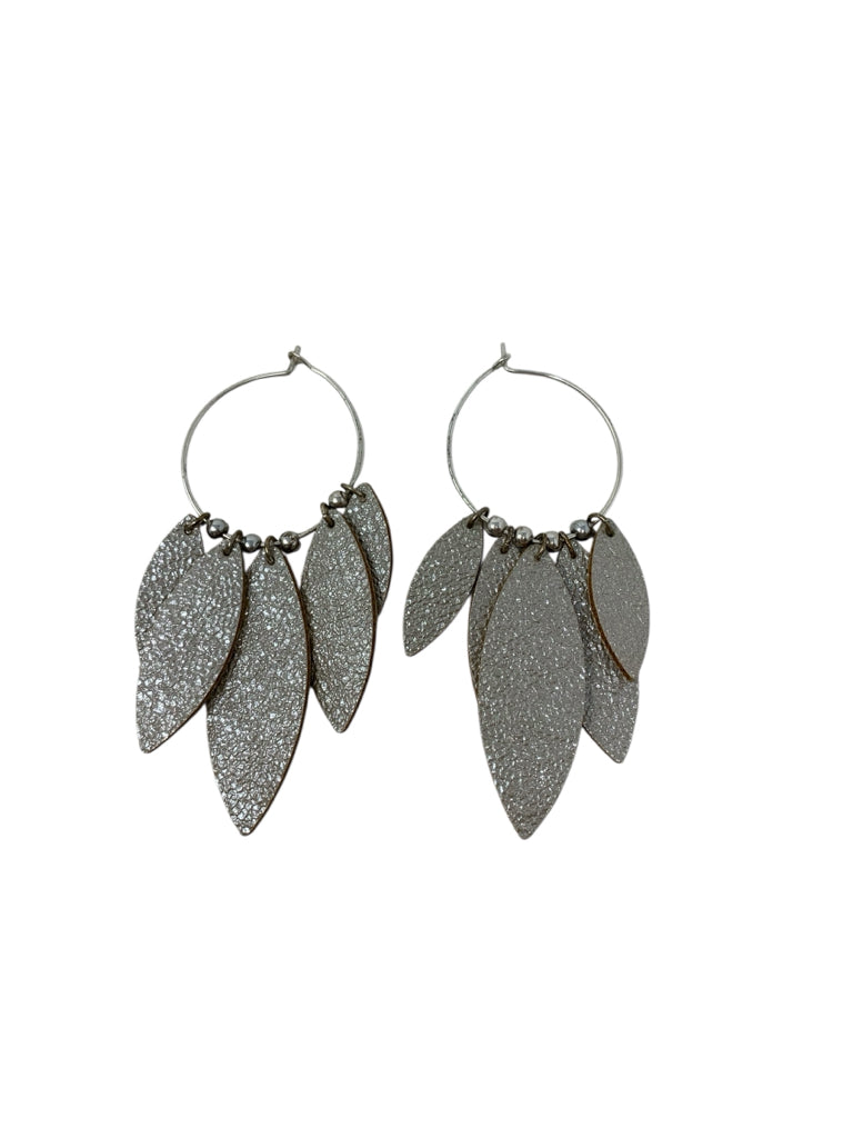 Size PIERCED EARRINGS