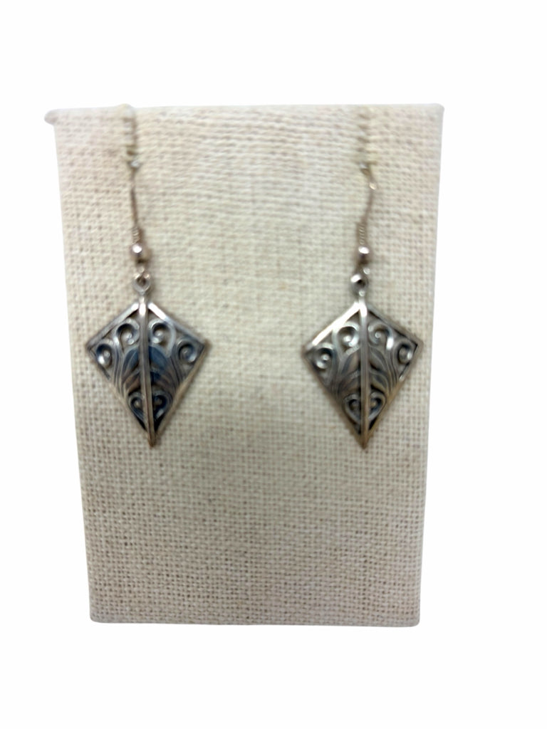 Size PIERCED EARRINGS