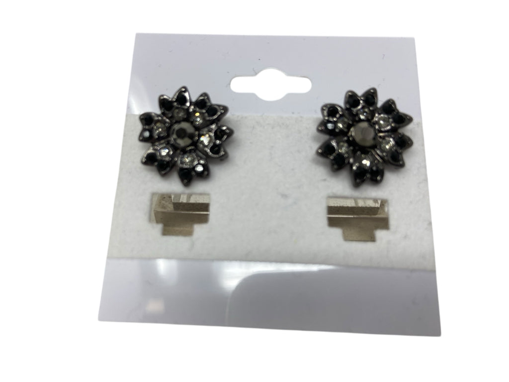 Size PIERCED EARRINGS