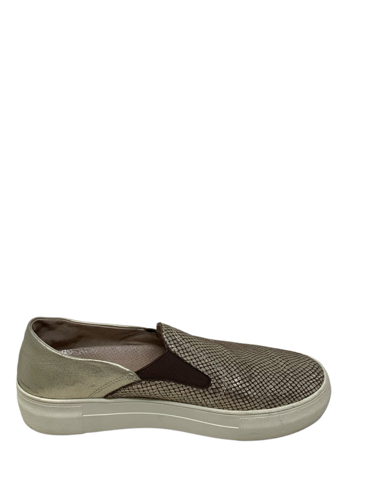 VINCE CAMUTO  8 SNEAKERS W