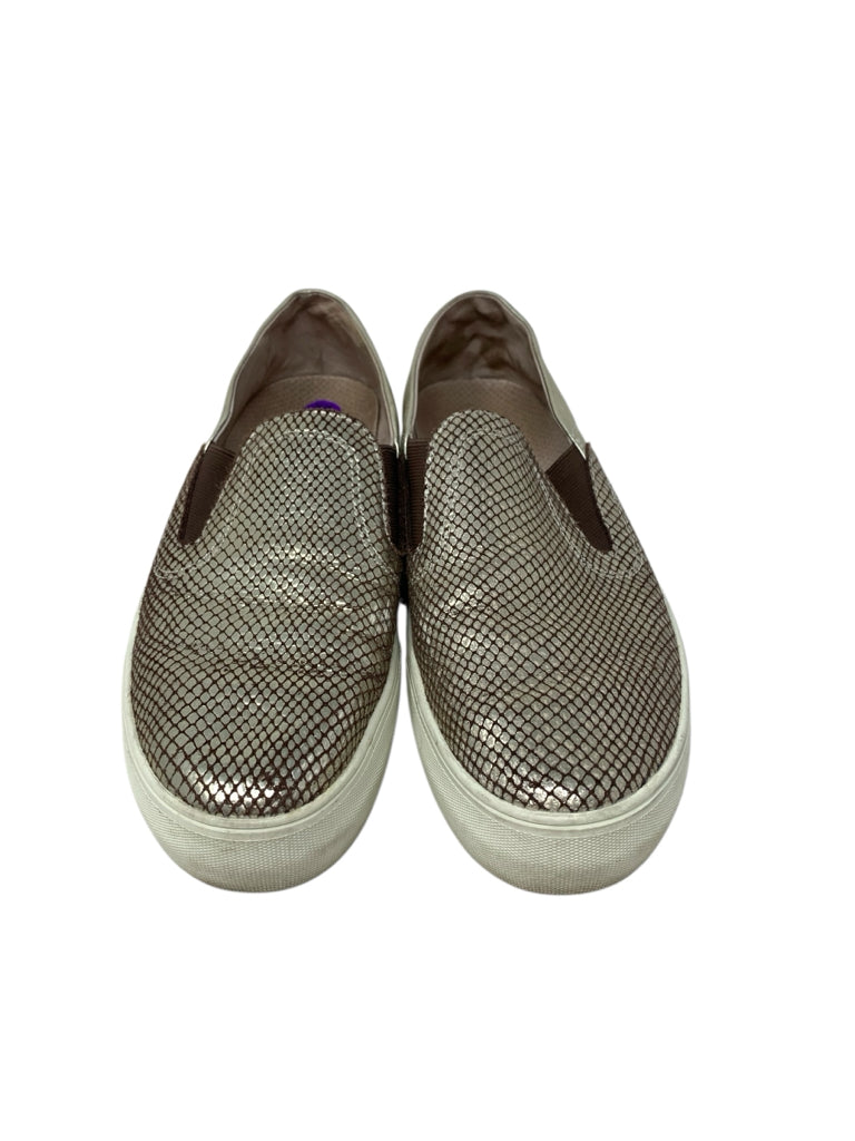 VINCE CAMUTO  8 SNEAKERS W