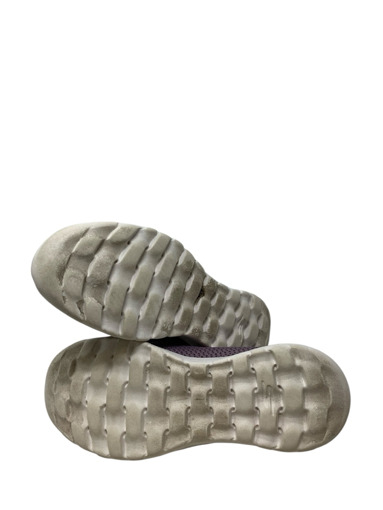 SKECHERS  8 SHOES W