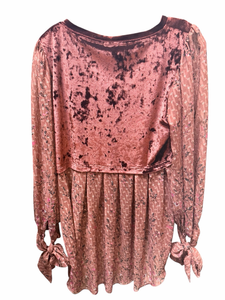IVY JANE Size medium TOP W