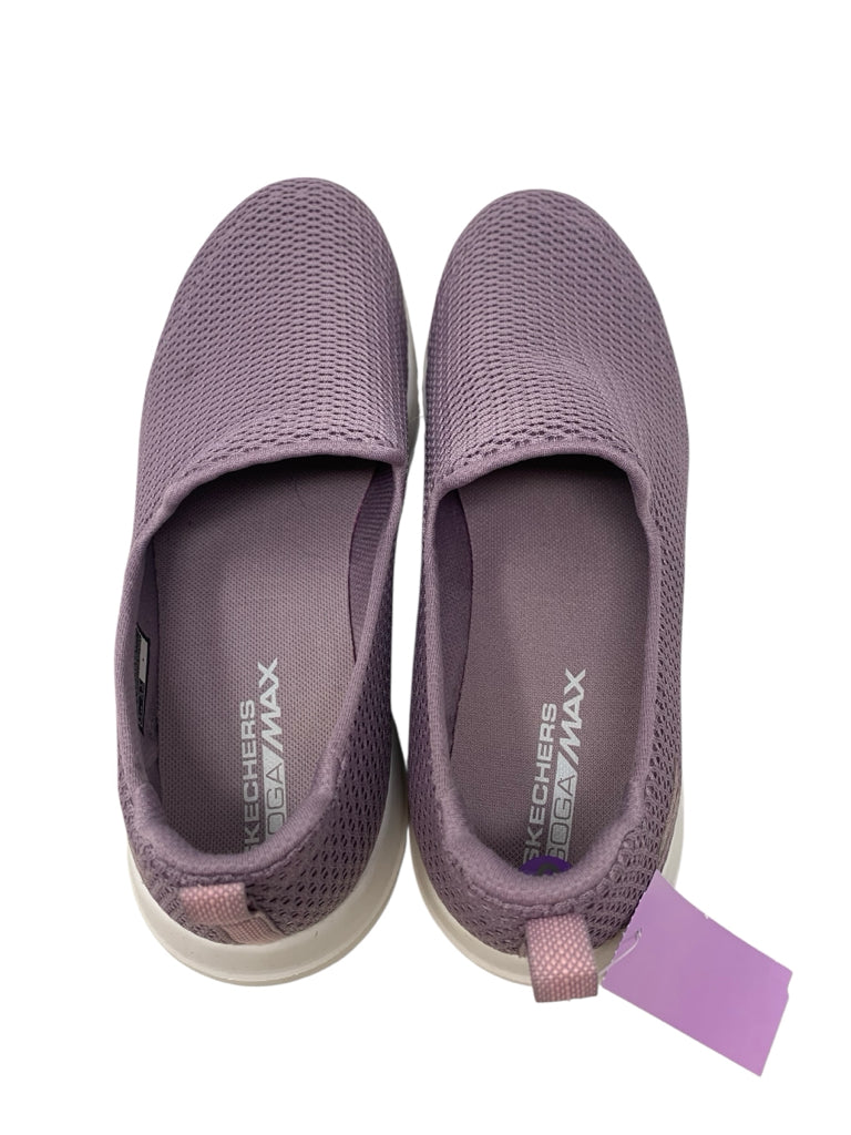 SKECHERS  8 SHOES W
