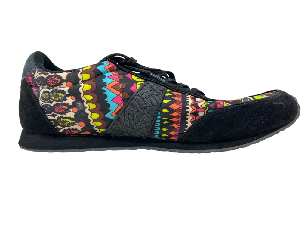 SAKROOTS Size 8 SNEAKERS W