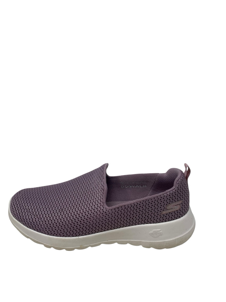 SKECHERS  8 SHOES W