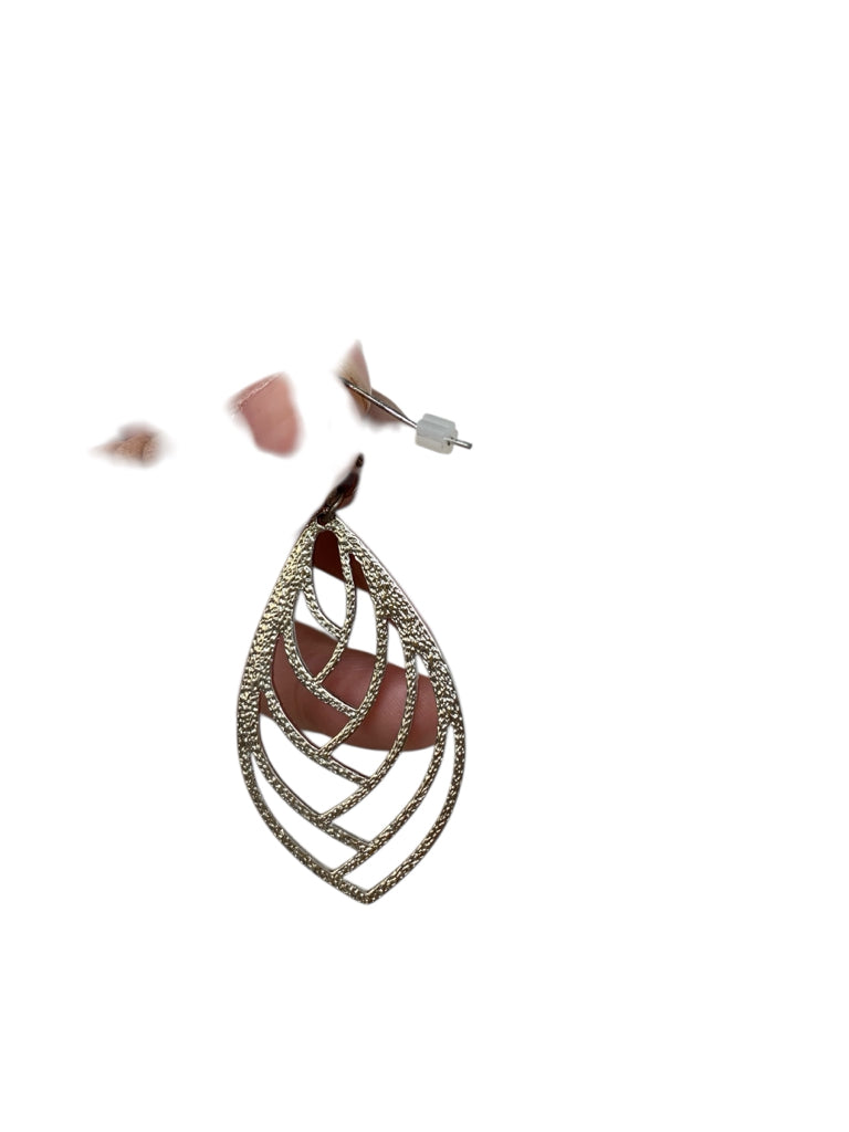 Size PIERCED EARRINGS