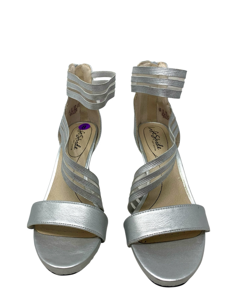 LIFE STRIDE  8 HEEL W