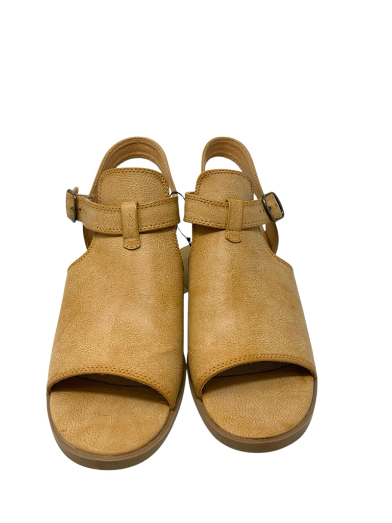 FRYE  9.5 HEEL W