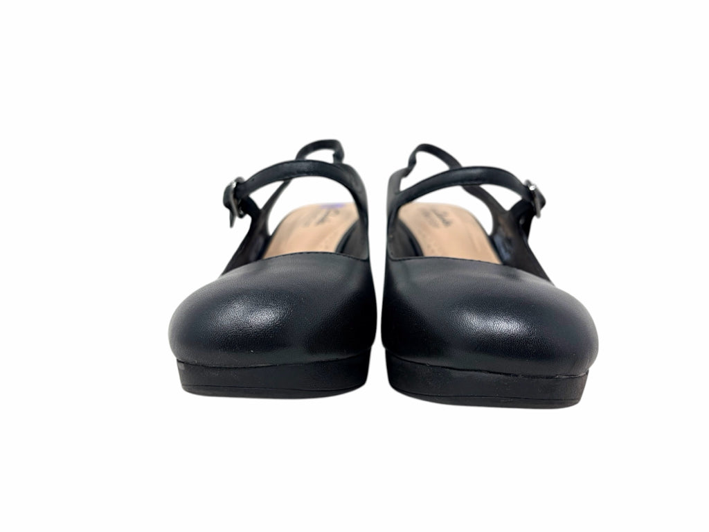 CLARKS Size 8 HEEL W