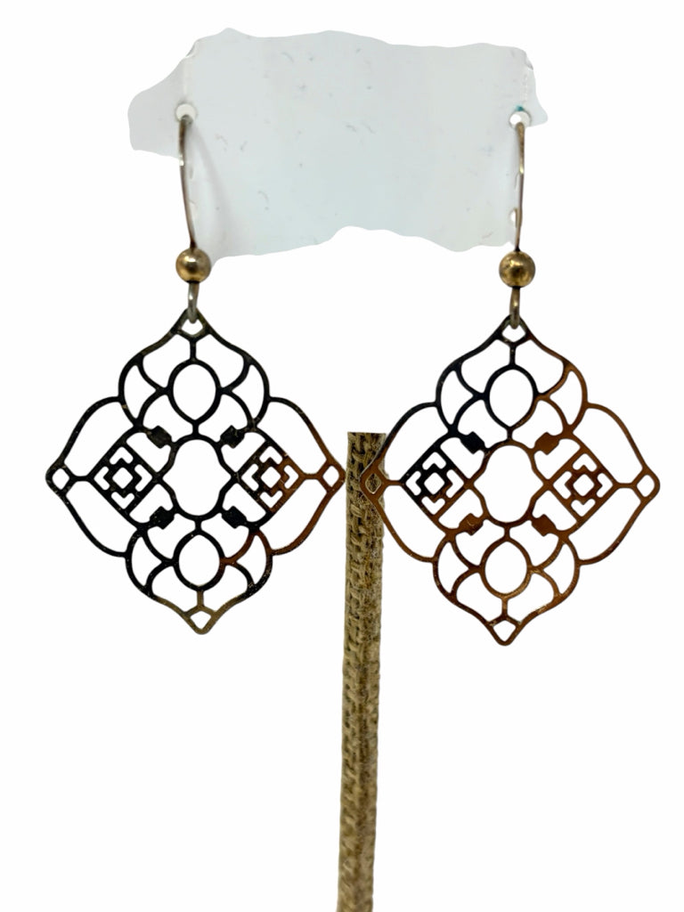 Size PIERCED EARRINGS