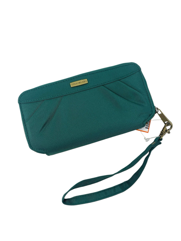 TRAVELON  medium WRISTLET