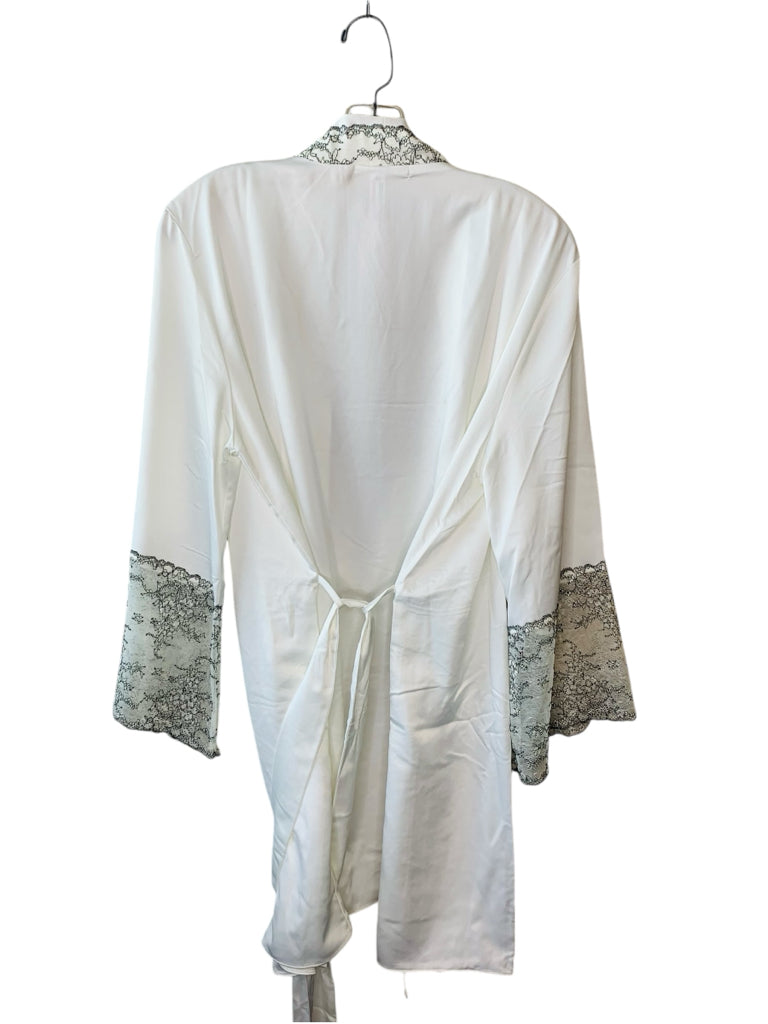 FLORA NIKROOZ  m/L ROBE W