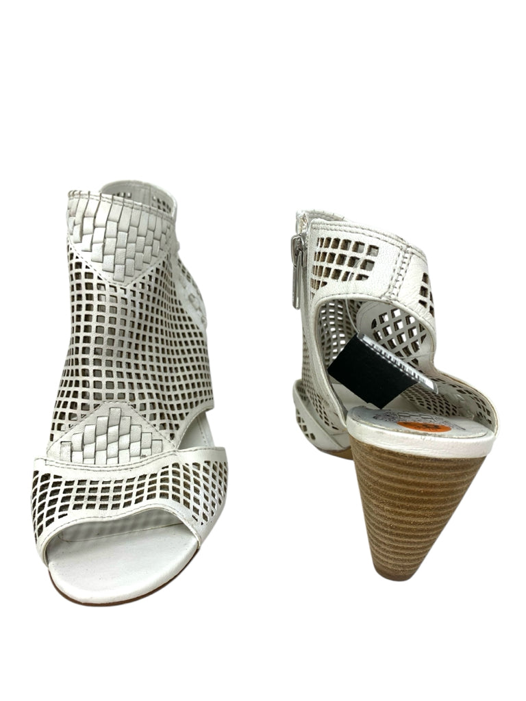 VINCE CAMUTO  8.5 HEEL W