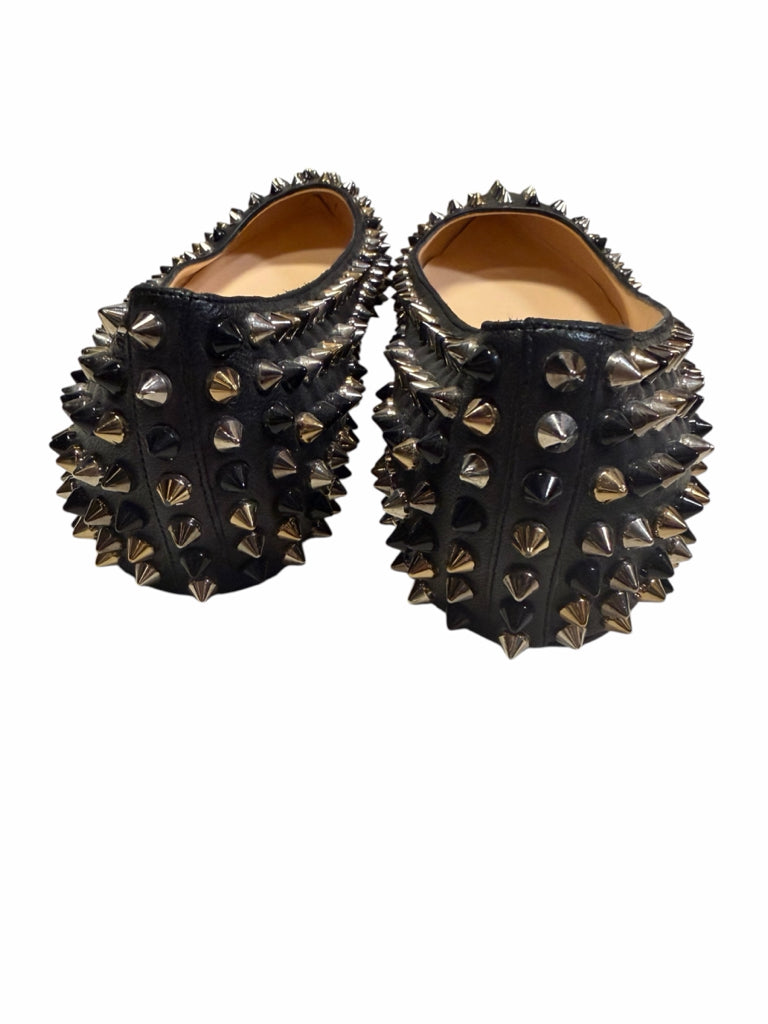 LOUBOUTIN Size 8 FLAT W