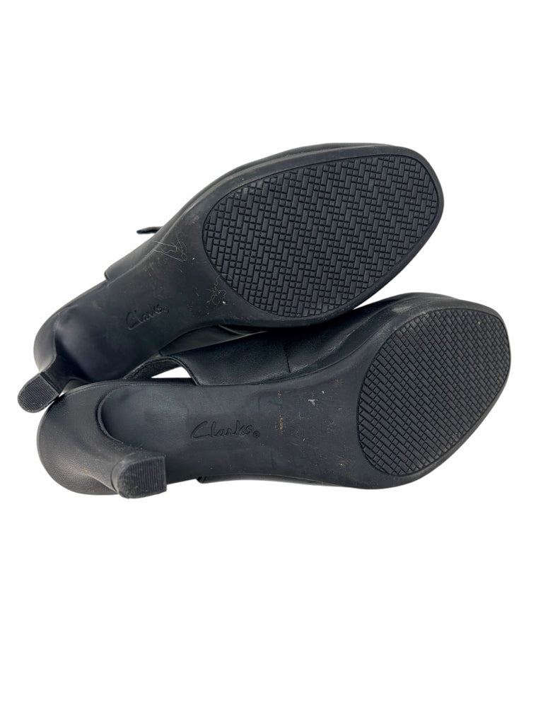 CLARKS Size 8 HEEL W