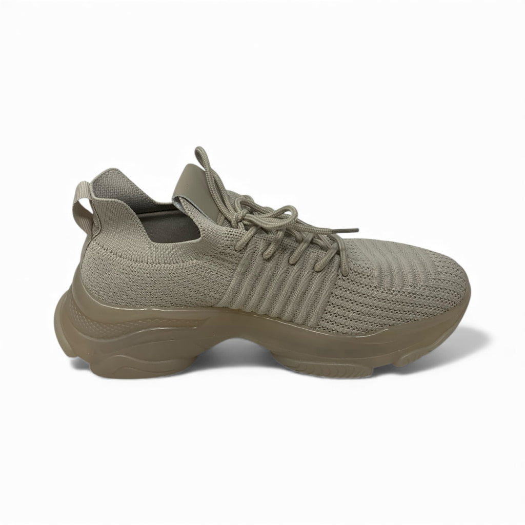 CUSHIONAIRE  9.5 SNEAKERS W