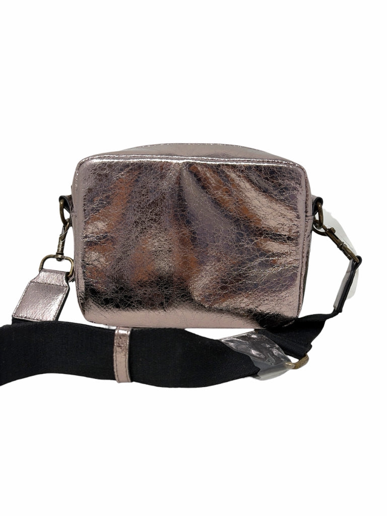 UNIVERSAL THREADS Size small CROSSBODY W