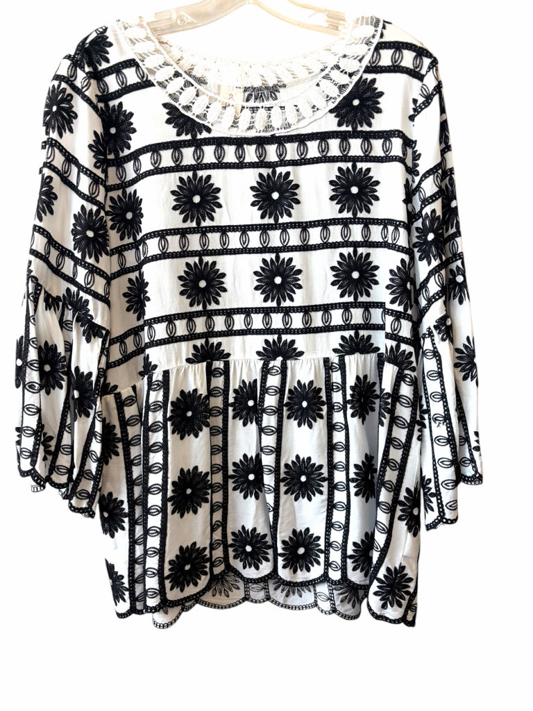 LIKE LOVE Size small TOP W
