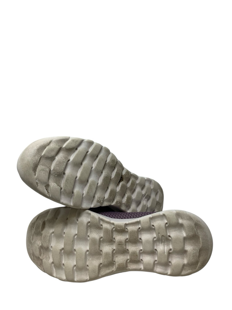 SKECHERS  8 SHOES W
