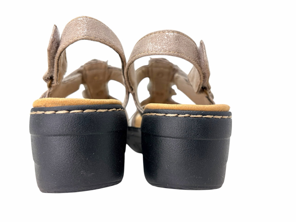 CLARKS Size 9 SANDALS W
