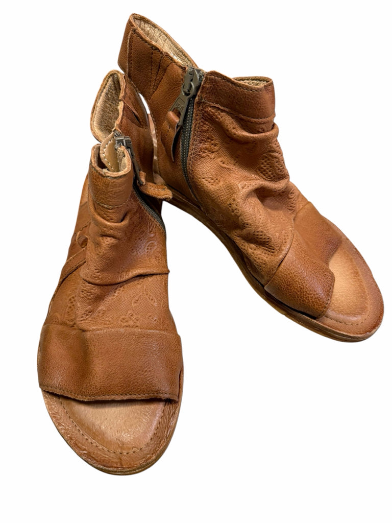 MIZ MOOZ Size 7.5 SANDALS W