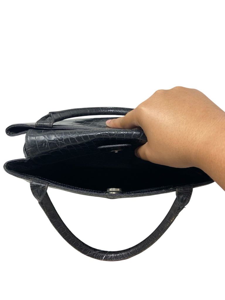 VERSACE Size medium HAND BAG