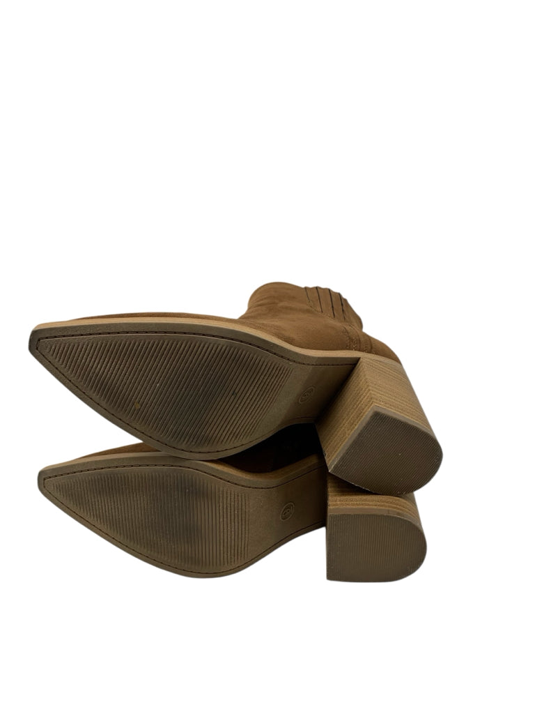 UNIVERSAL THREADS  9 BOOT W