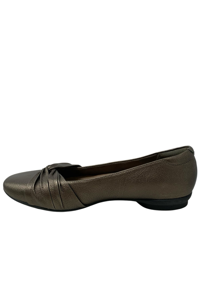 CLARKS  7.5 LOAFER W