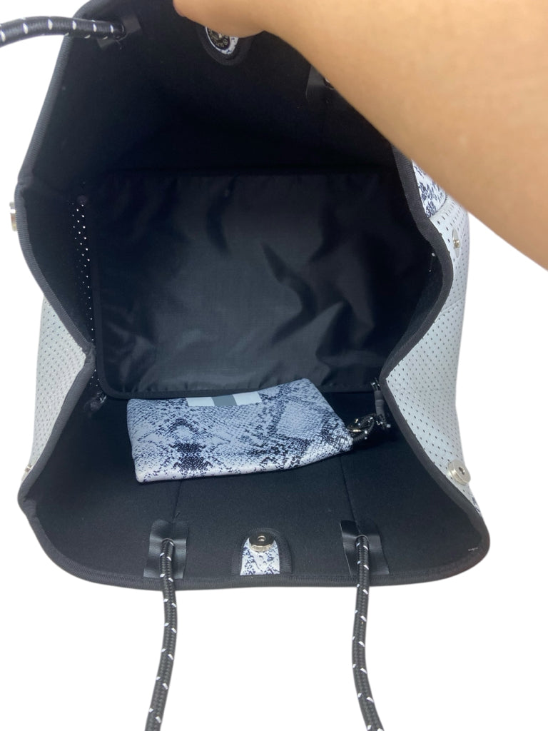 Size large TOTE W