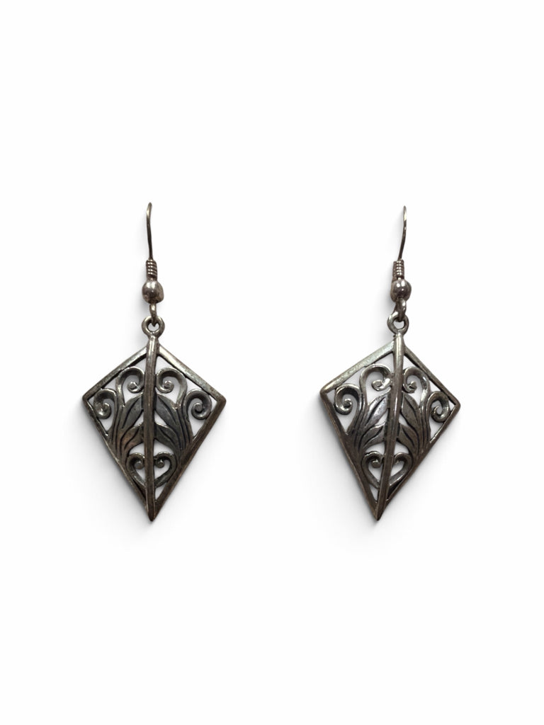 Size PIERCED EARRINGS