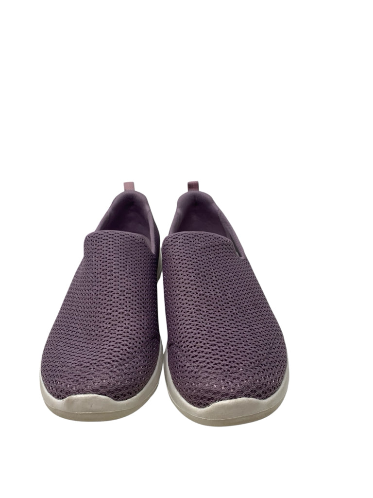 SKECHERS  8 SHOES W