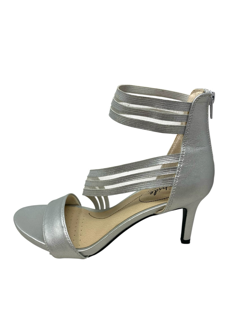 LIFE STRIDE  8 HEEL W