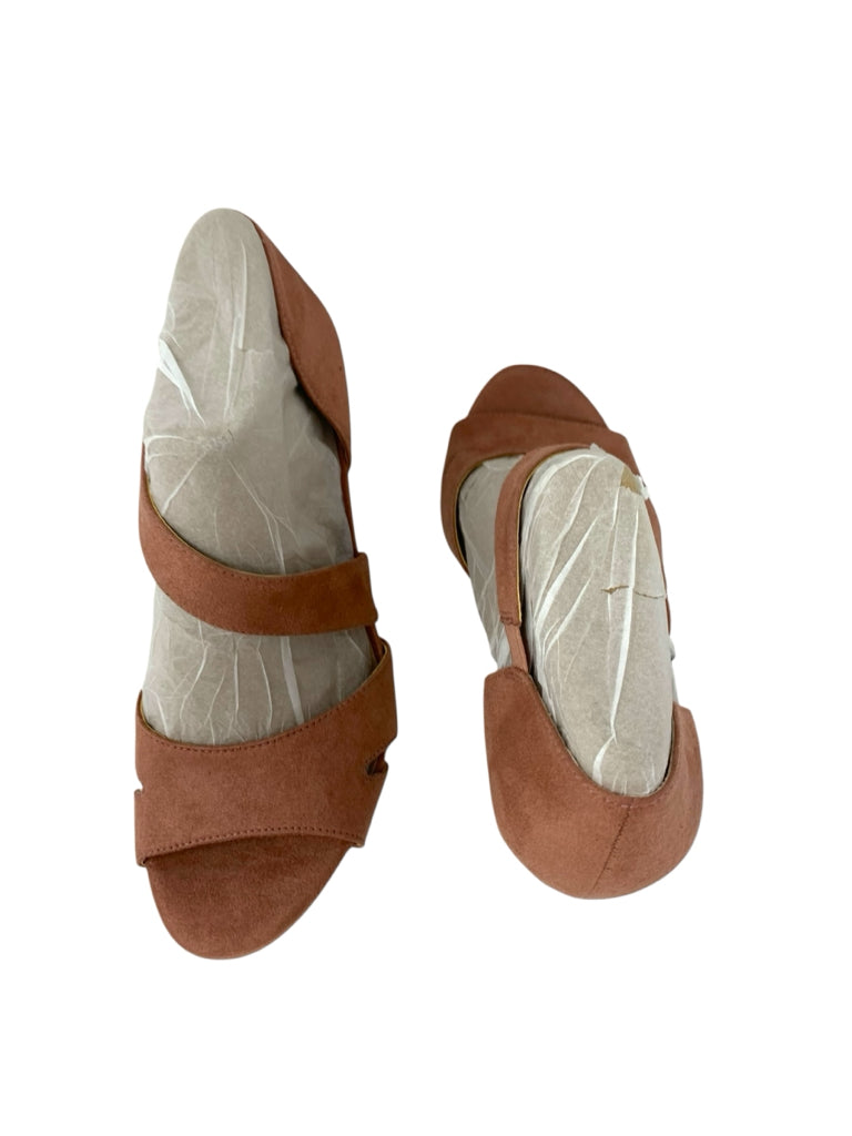 LIFE STRIDE  8.5 HEEL W