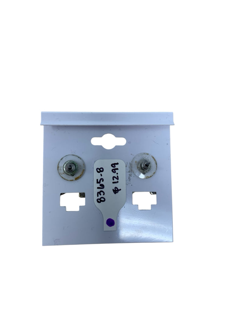 Size PIERCED EARRINGS