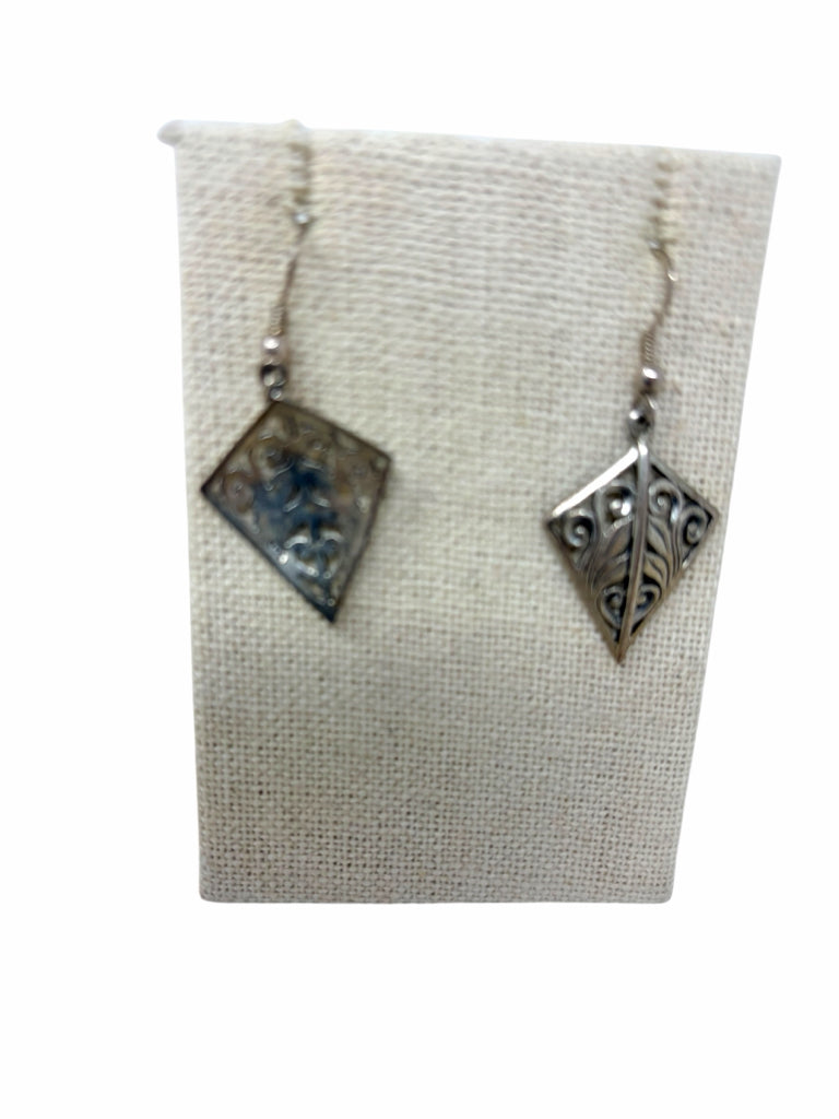 Size PIERCED EARRINGS
