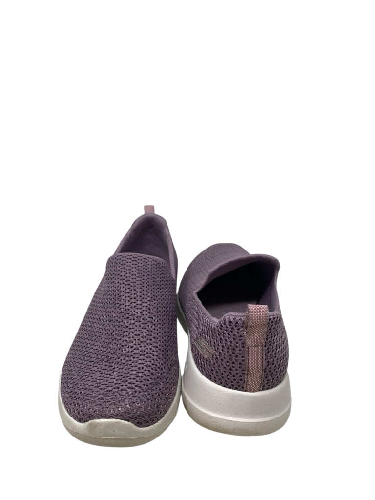 SKECHERS  8 SHOES W
