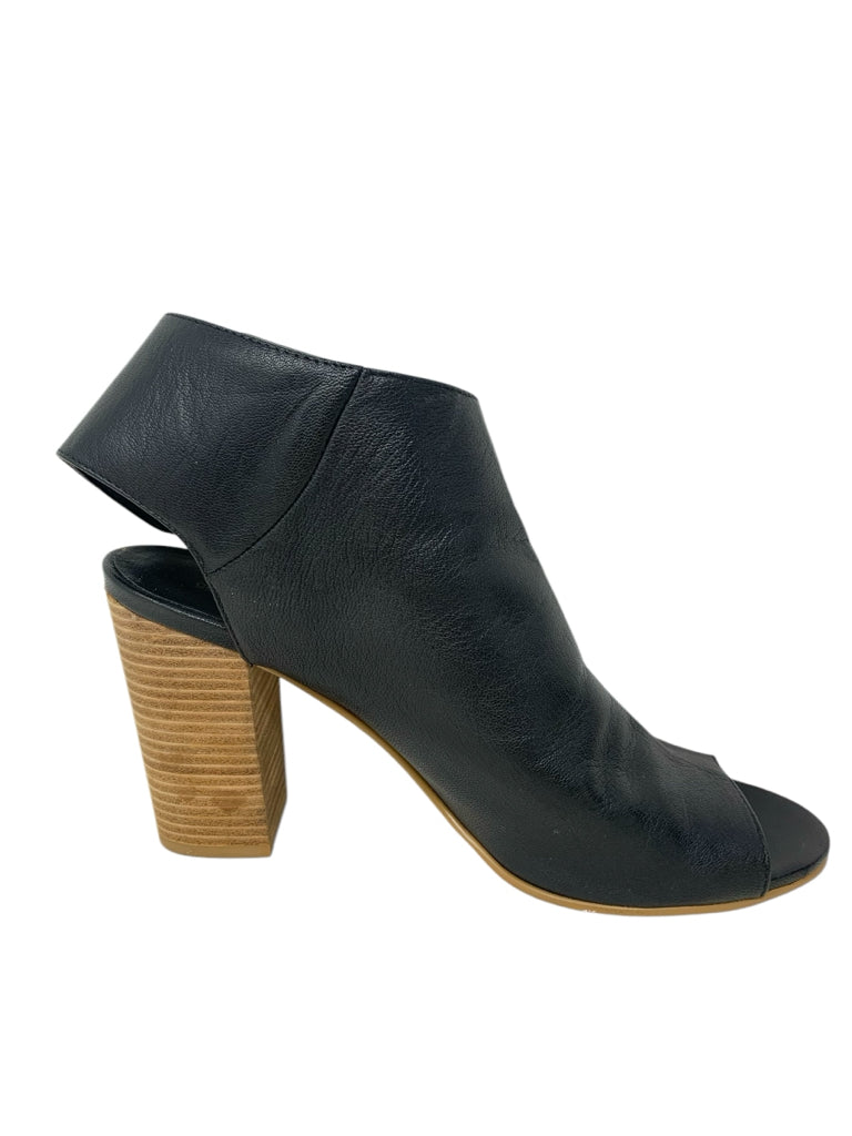 COACH AND FOUR  7 HEEL W