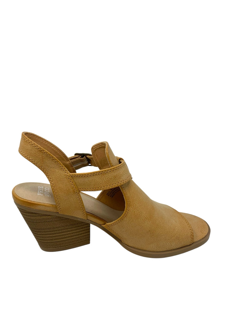 FRYE  9.5 HEEL W